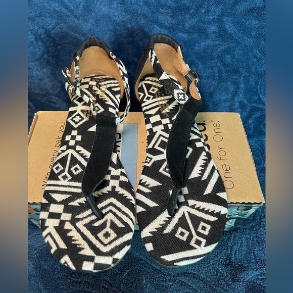 Toms Playa Aztec Thong Black and White Print Sandal Size 6.5 with original Box - Picture 1 of 6